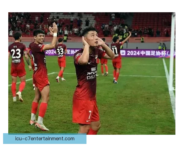 上海海港蝉联中超联赛冠军 武磊荣膺2025赛季金靴奖